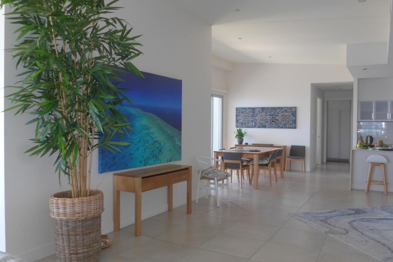 Coral Cove Apartments - Absolute Beachfront Resort Боуен Екстер'єр фото