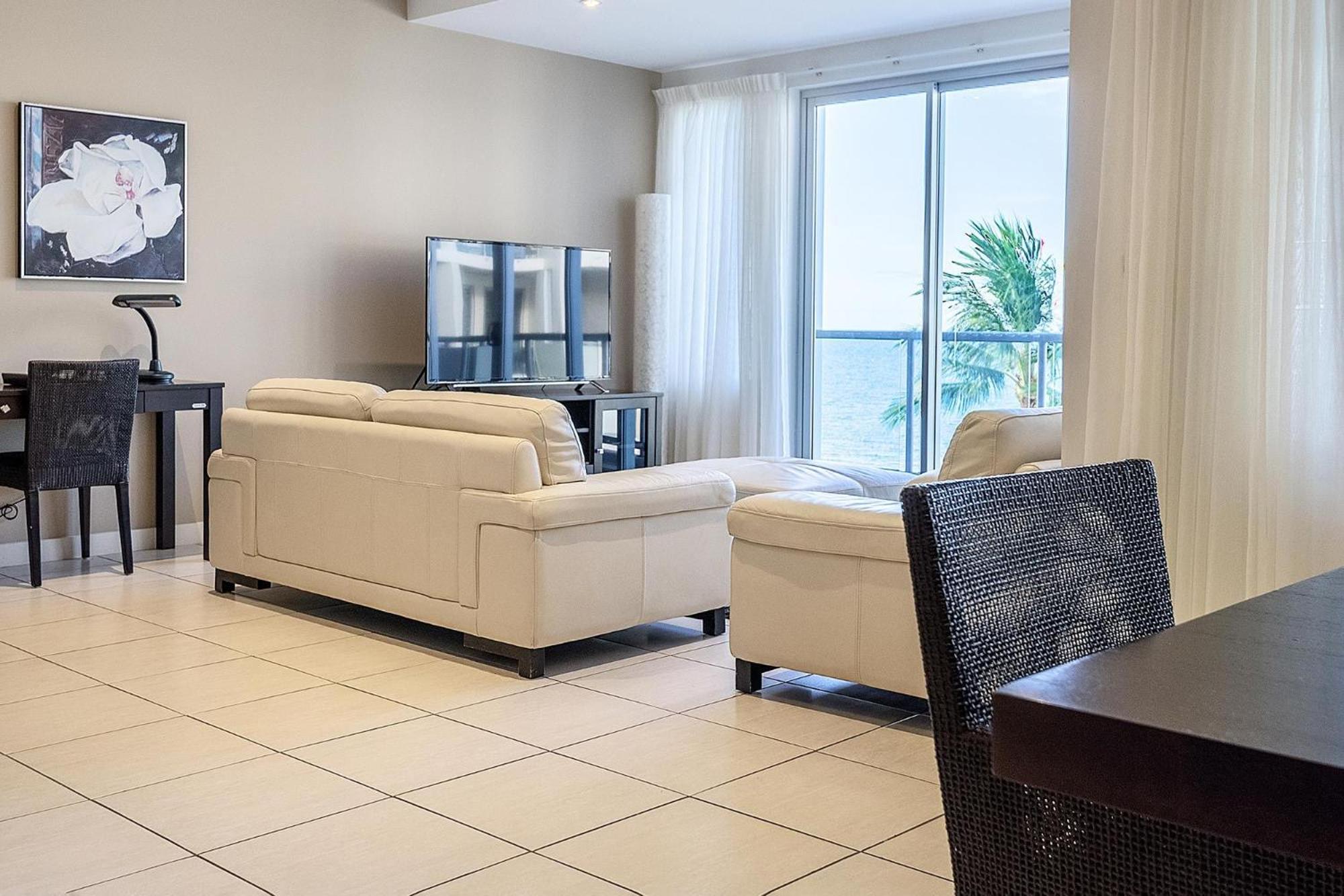 Coral Cove Apartments - Absolute Beachfront Resort Боуен Екстер'єр фото