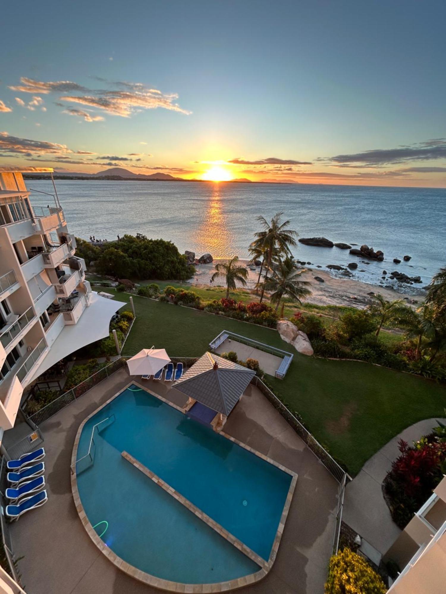 Coral Cove Apartments - Absolute Beachfront Resort Боуен Екстер'єр фото