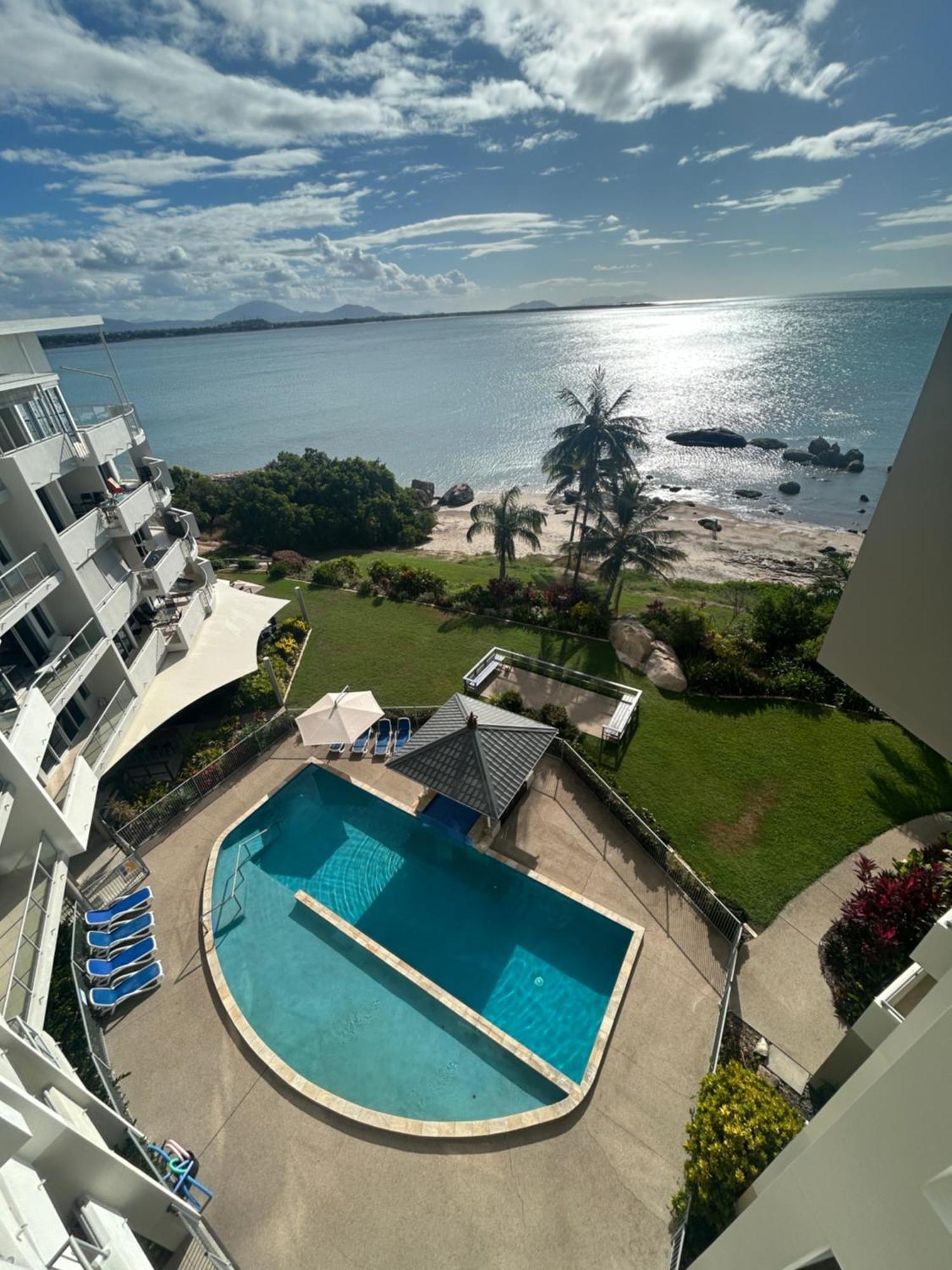 Coral Cove Apartments - Absolute Beachfront Resort Боуен Екстер'єр фото