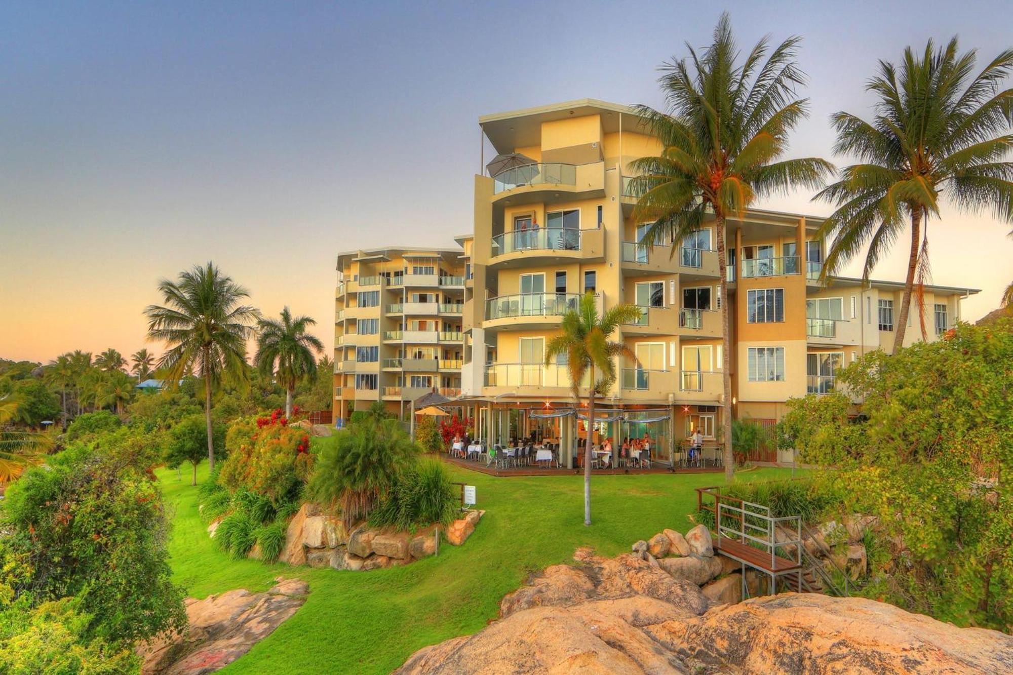 Coral Cove Apartments - Absolute Beachfront Resort Боуен Екстер'єр фото