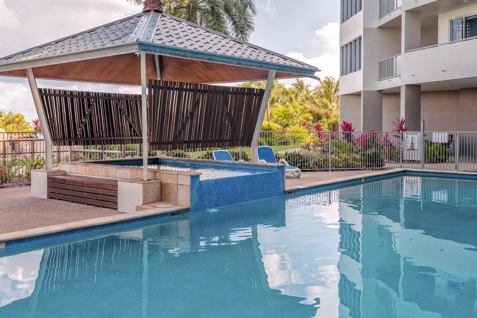 Coral Cove Apartments - Absolute Beachfront Resort Боуен Екстер'єр фото