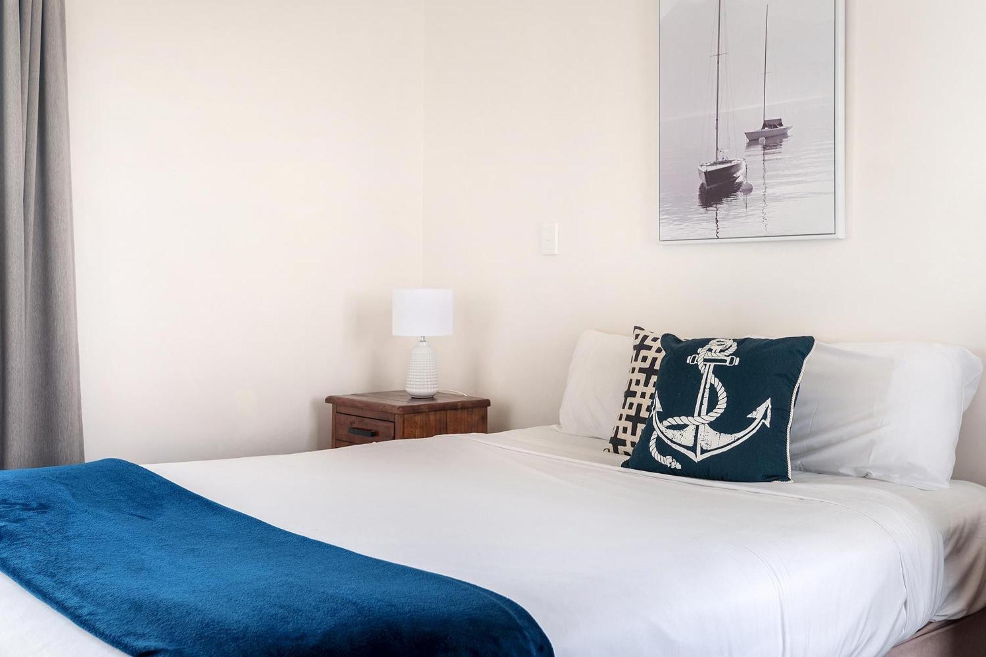 Coral Cove Apartments - Absolute Beachfront Resort Боуен Екстер'єр фото