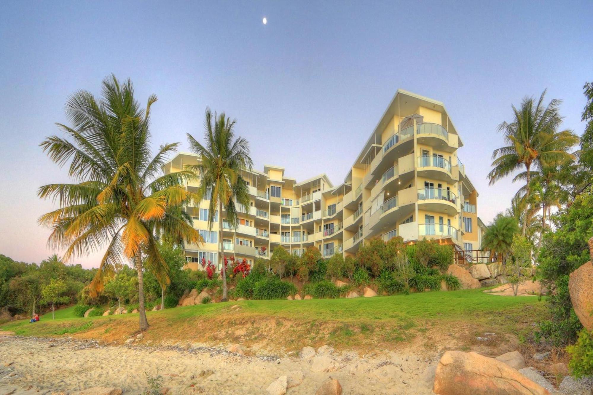 Coral Cove Apartments - Absolute Beachfront Resort Боуен Екстер'єр фото