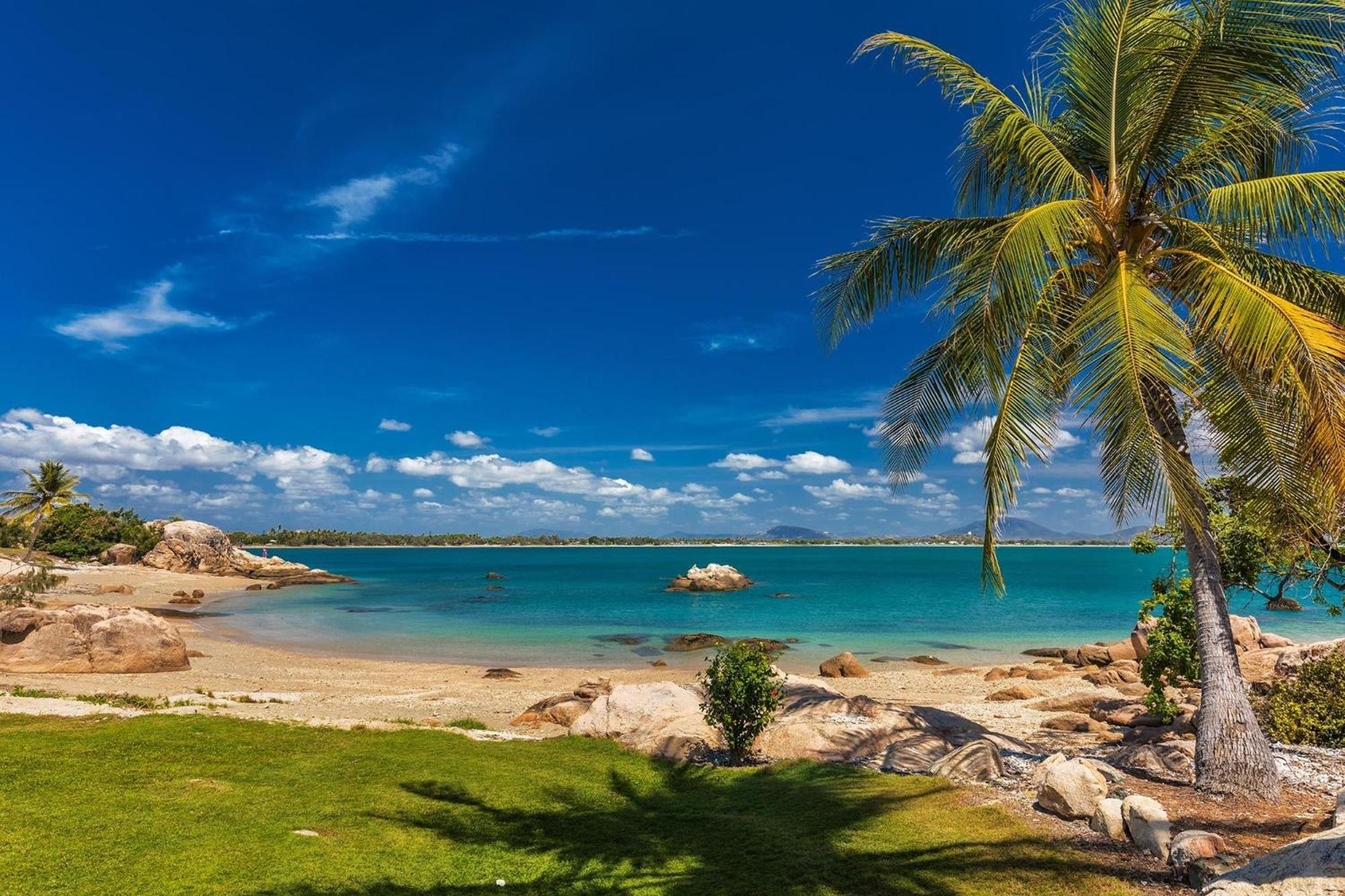 Coral Cove Apartments - Absolute Beachfront Resort Боуен Екстер'єр фото