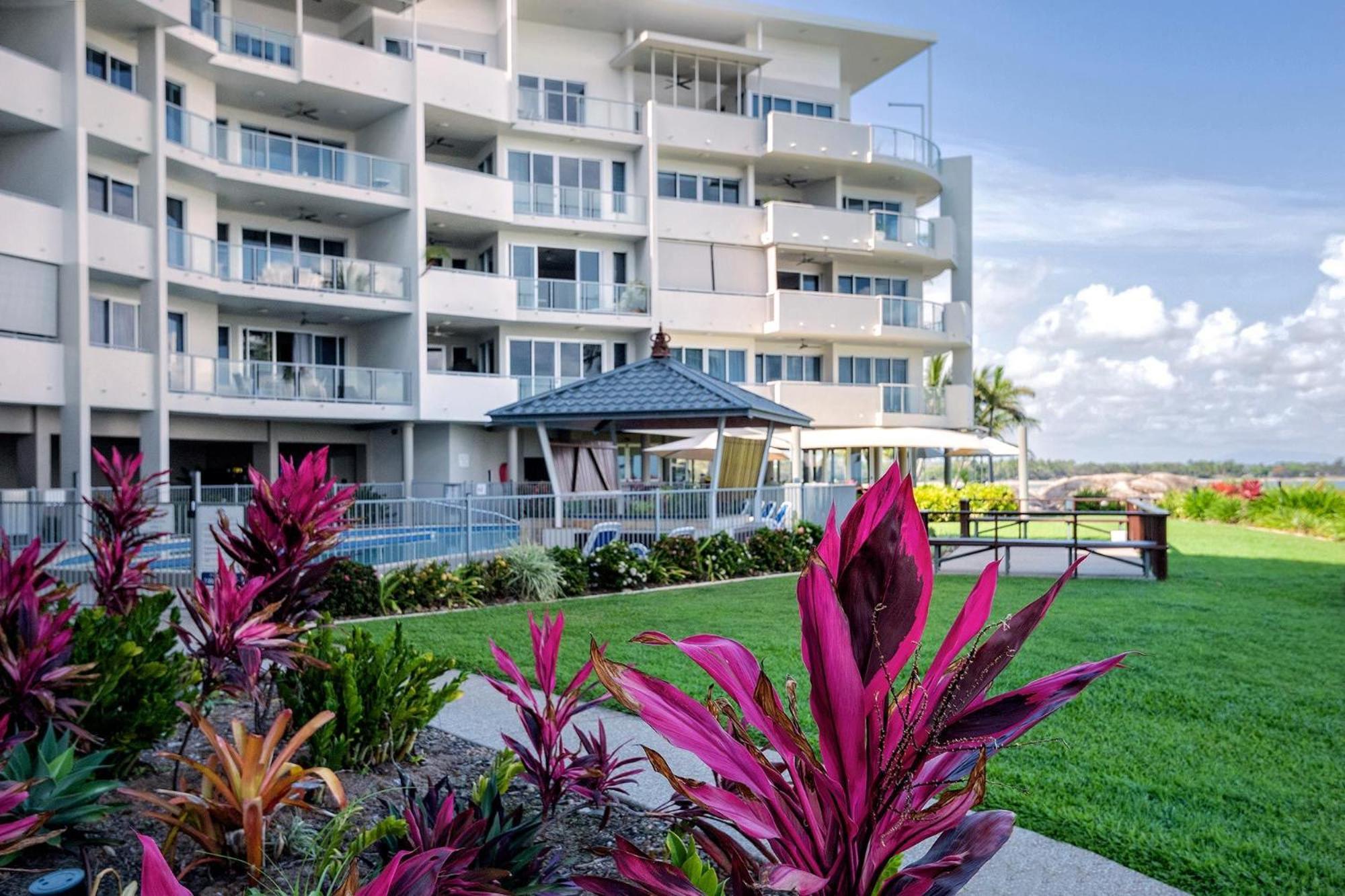 Coral Cove Apartments - Absolute Beachfront Resort Боуен Екстер'єр фото