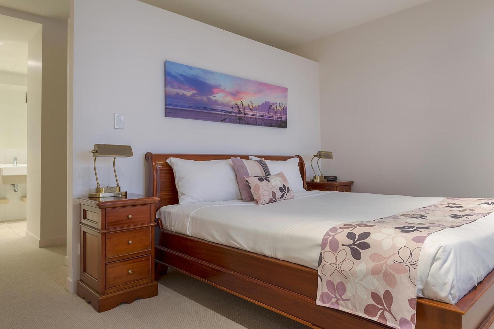 Coral Cove Apartments - Absolute Beachfront Resort Боуен Екстер'єр фото