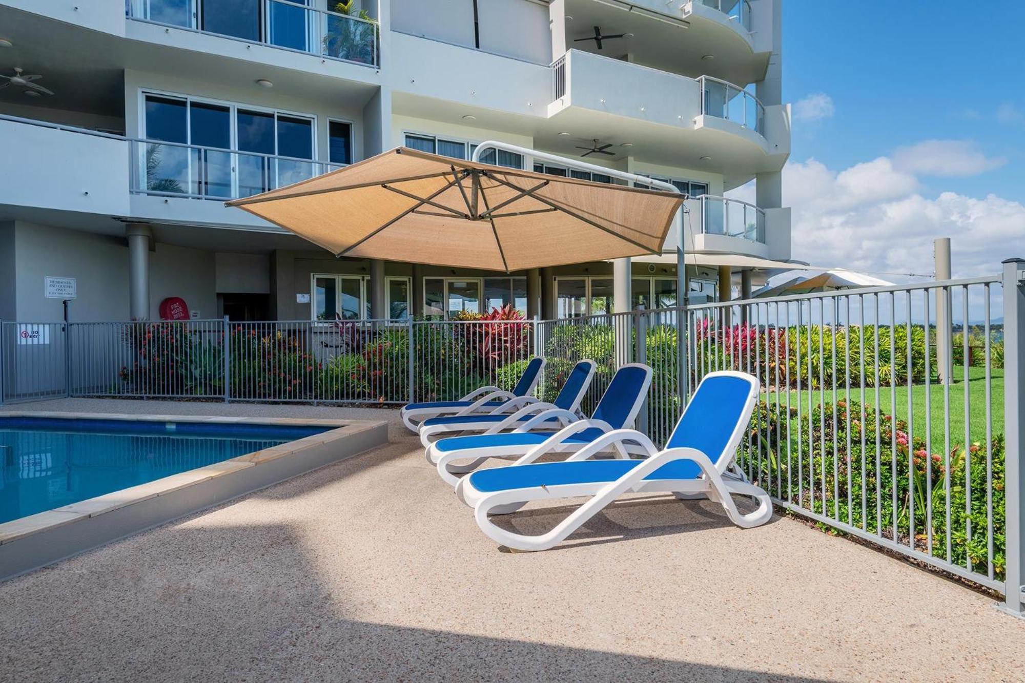 Coral Cove Apartments - Absolute Beachfront Resort Боуен Екстер'єр фото