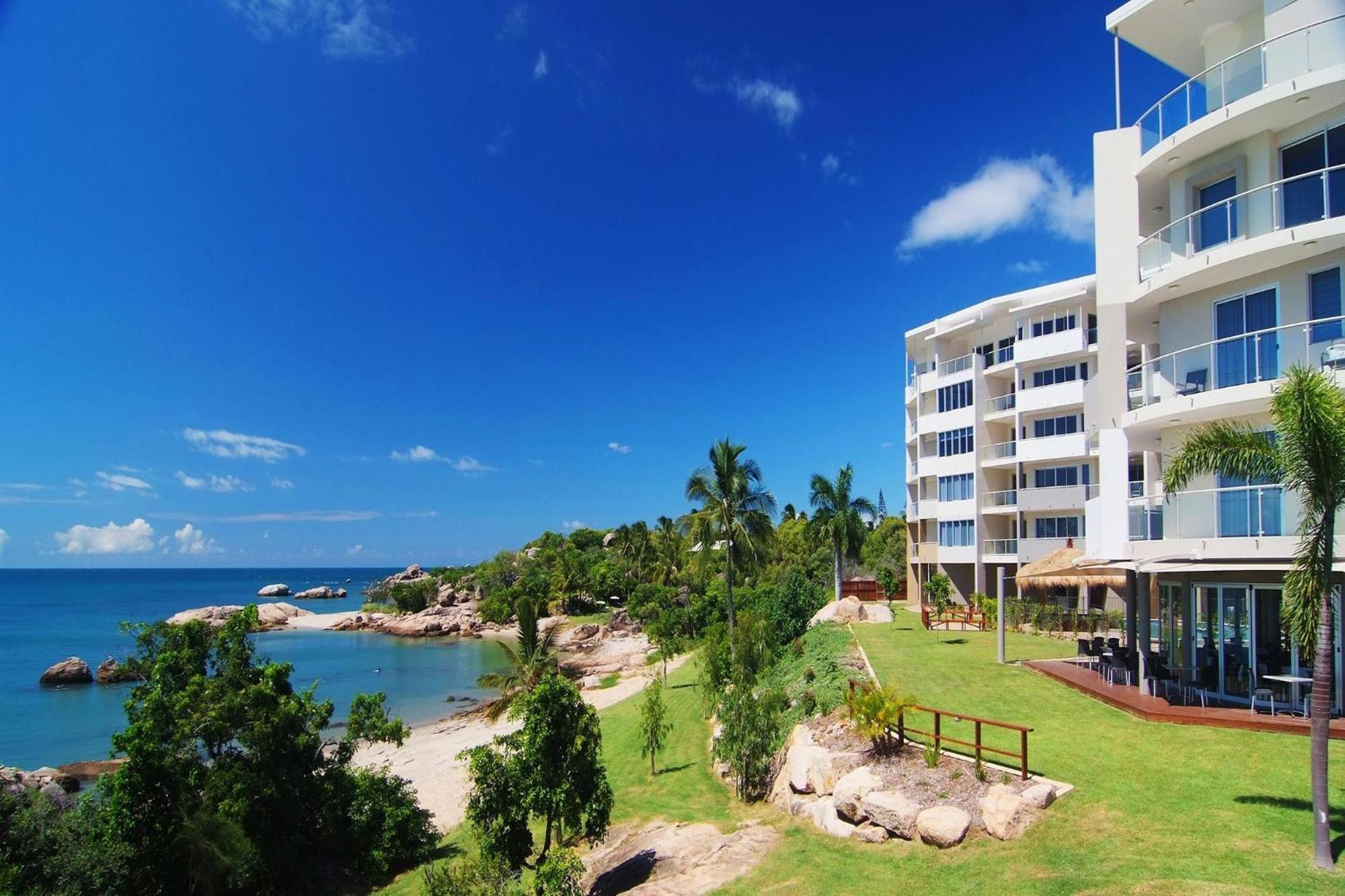 Coral Cove Apartments - Absolute Beachfront Resort Боуен Екстер'єр фото