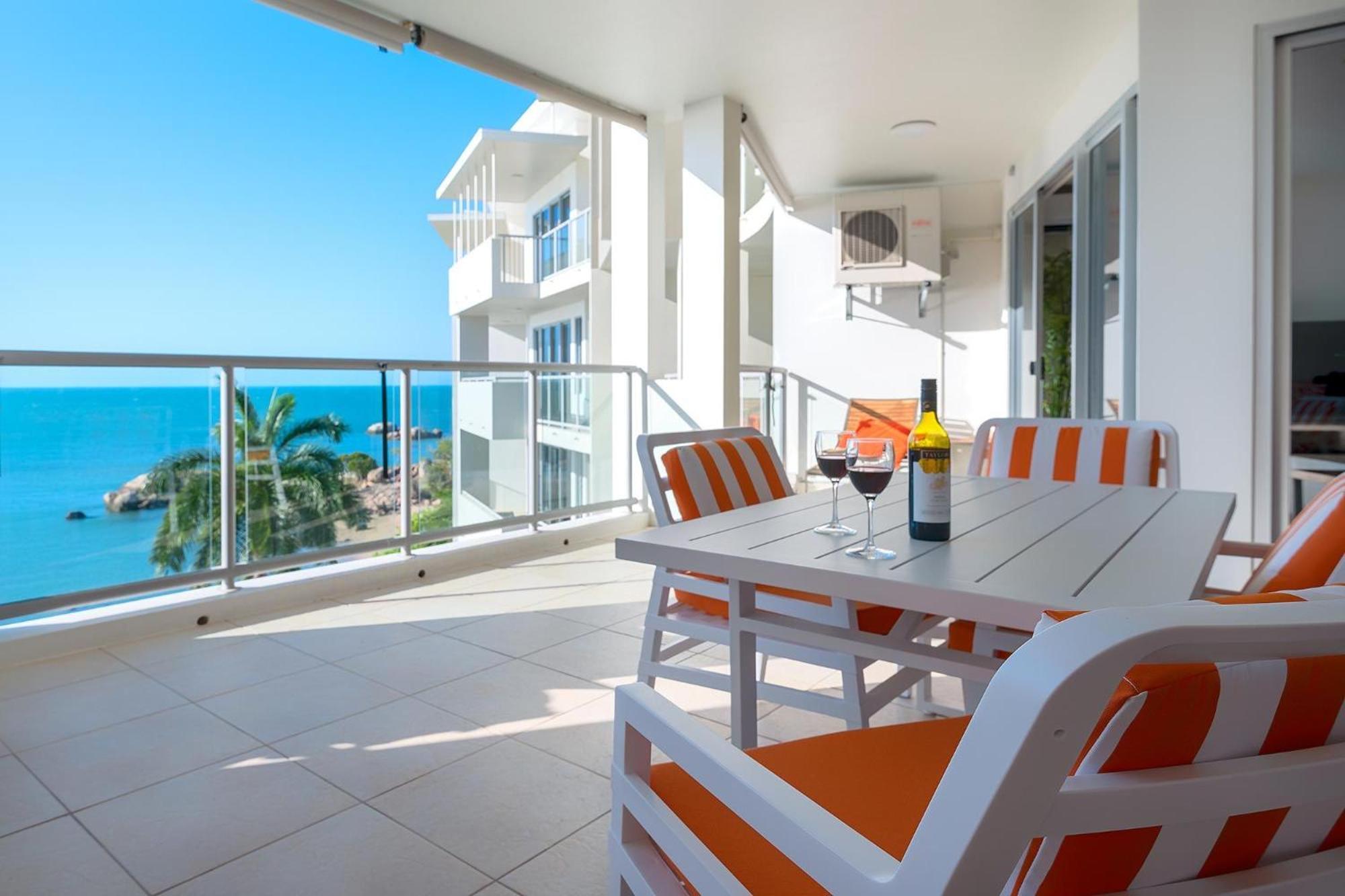 Coral Cove Apartments - Absolute Beachfront Resort Боуен Екстер'єр фото