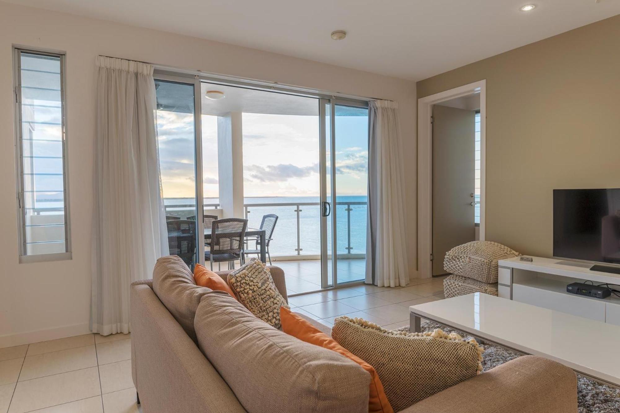 Coral Cove Apartments - Absolute Beachfront Resort Боуен Екстер'єр фото