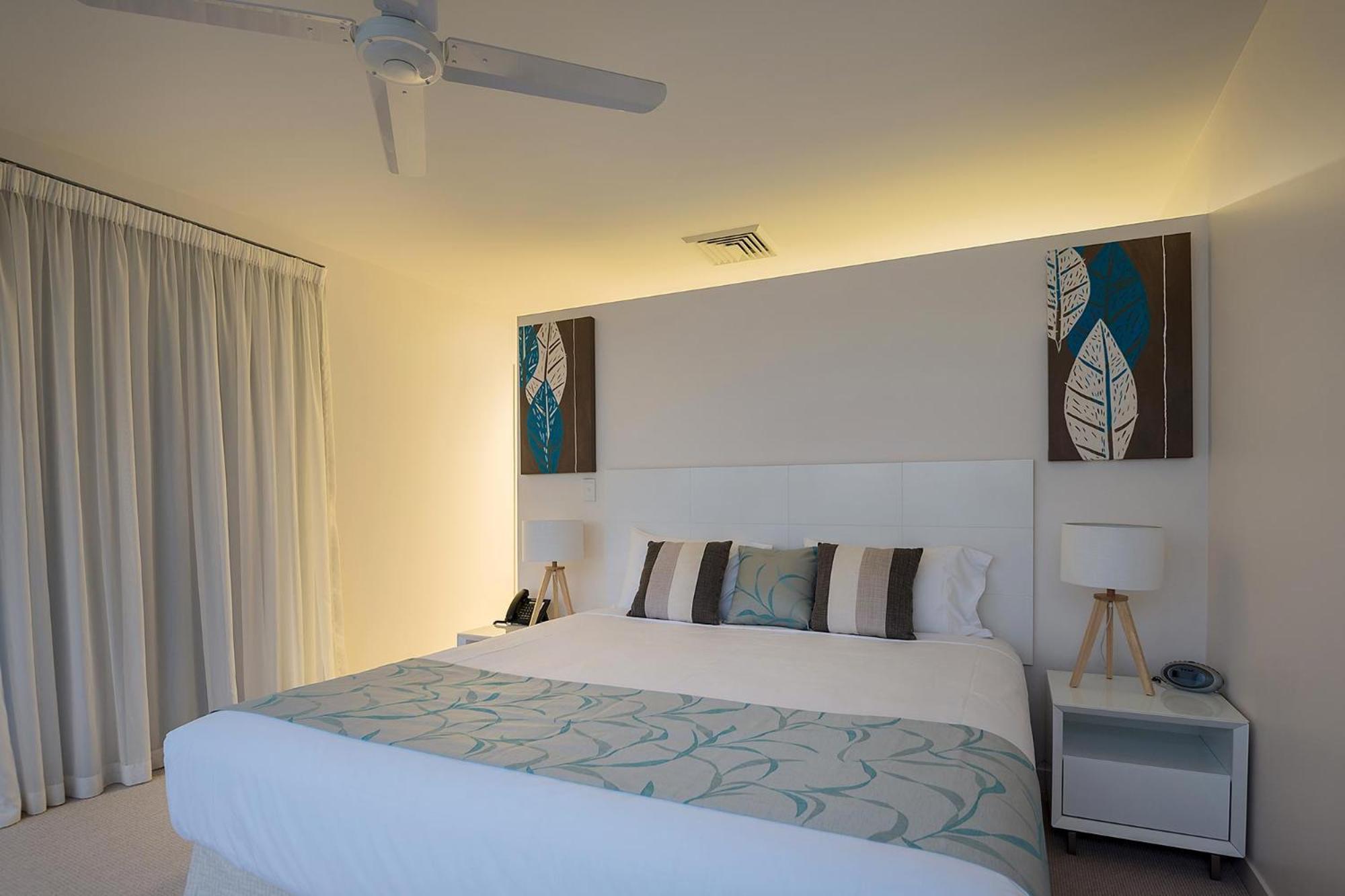 Coral Cove Apartments - Absolute Beachfront Resort Боуен Екстер'єр фото
