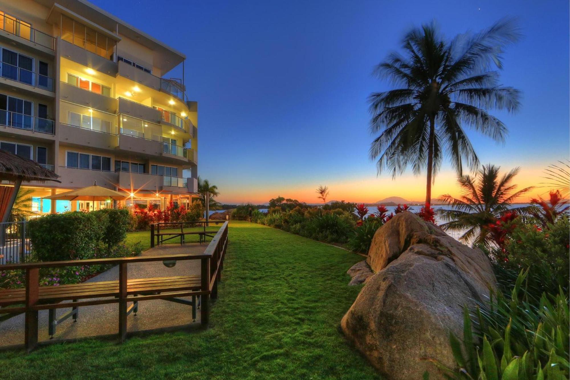 Coral Cove Apartments - Absolute Beachfront Resort Боуен Екстер'єр фото