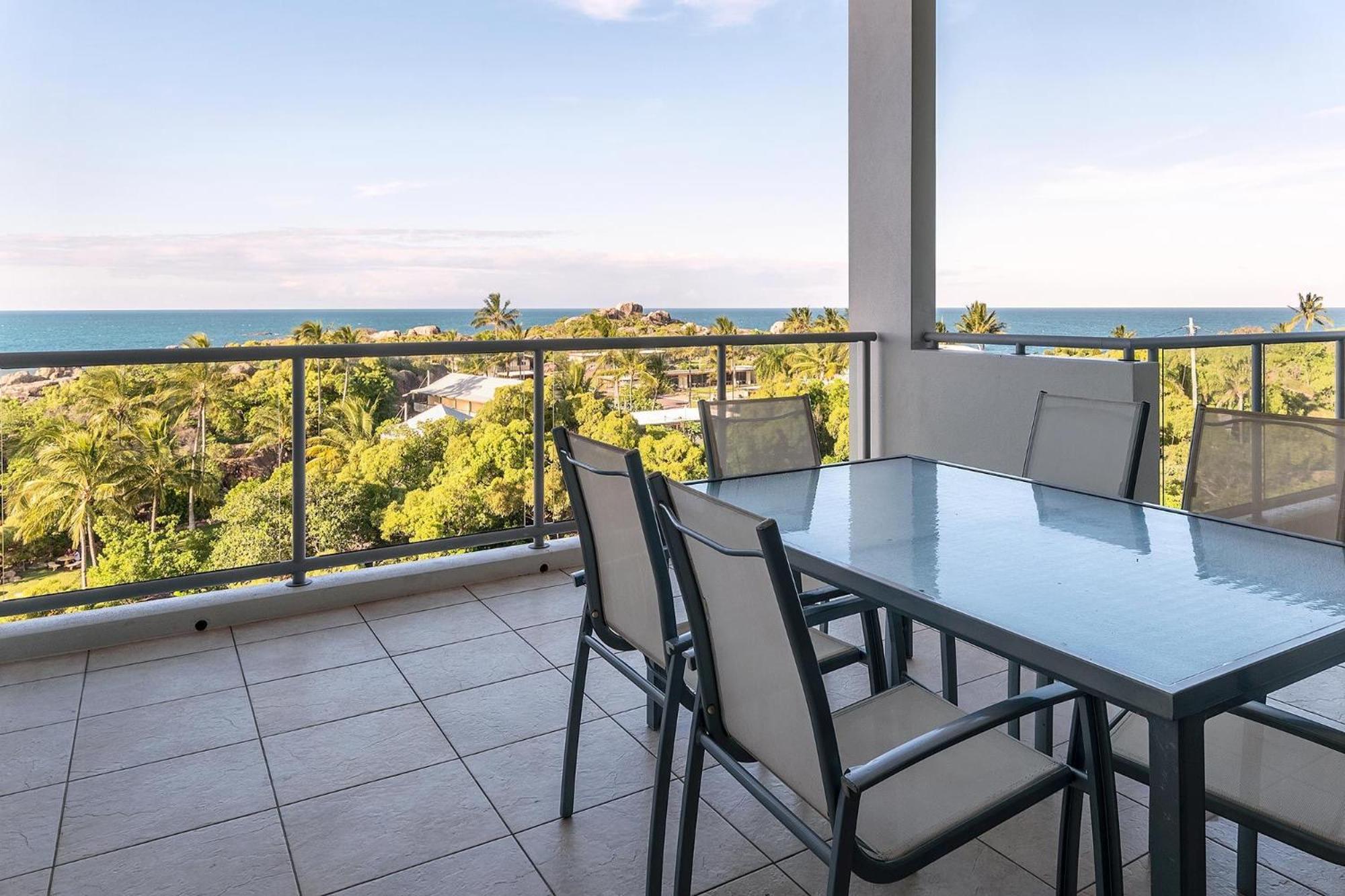 Coral Cove Apartments - Absolute Beachfront Resort Боуен Екстер'єр фото