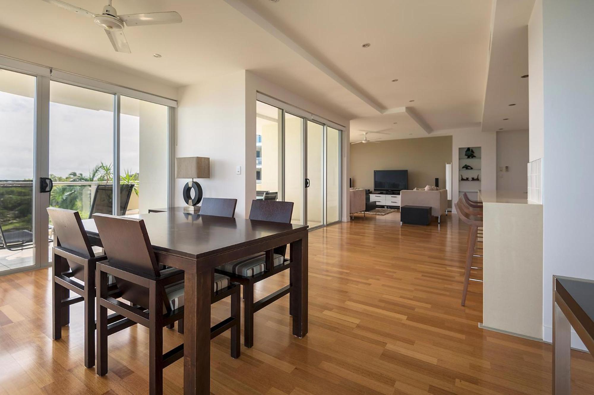 Coral Cove Apartments - Absolute Beachfront Resort Боуен Екстер'єр фото