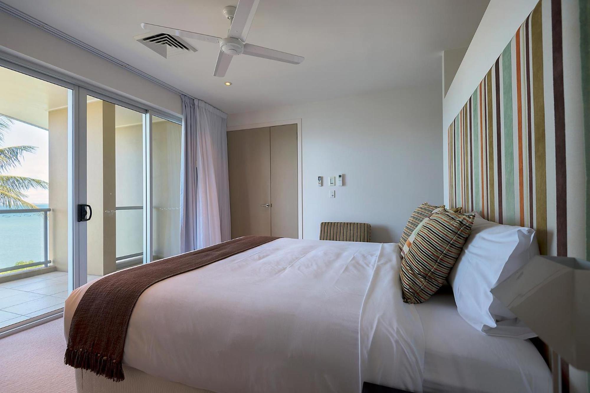 Coral Cove Apartments - Absolute Beachfront Resort Боуен Екстер'єр фото