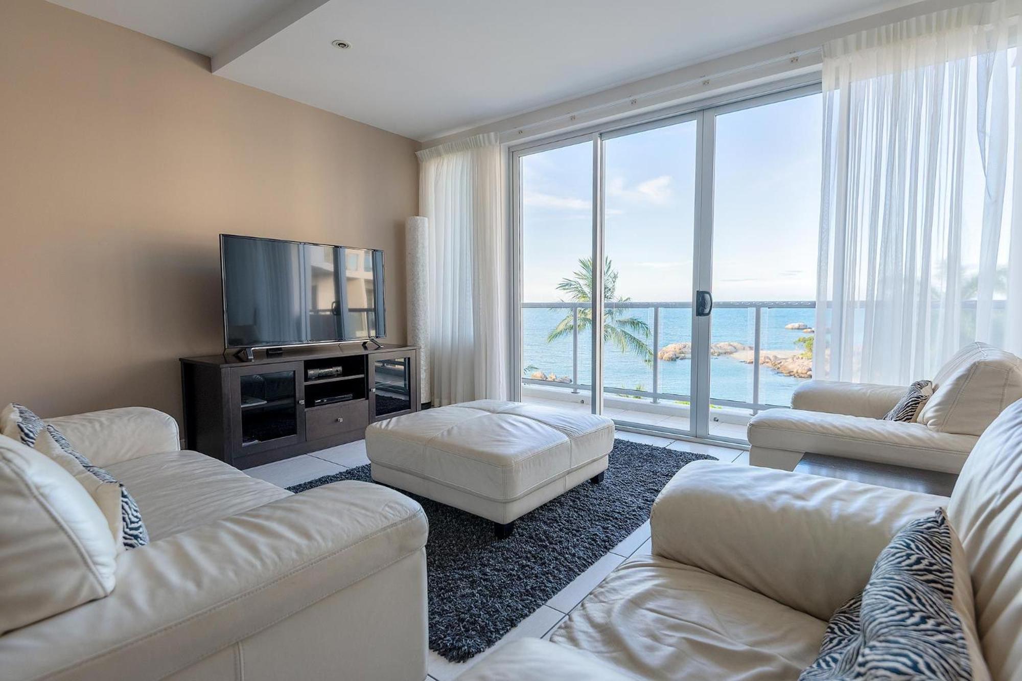 Coral Cove Apartments - Absolute Beachfront Resort Боуен Екстер'єр фото