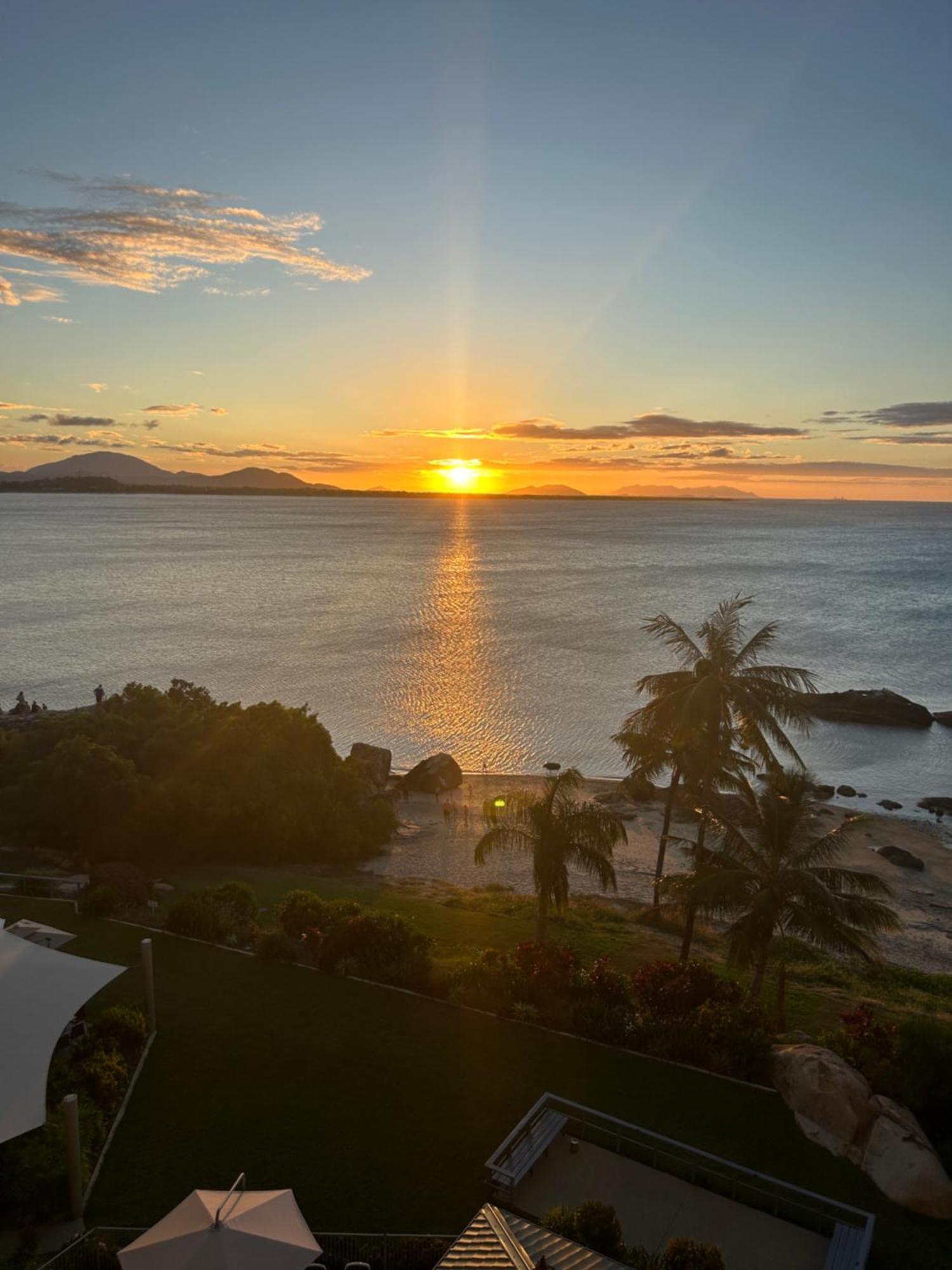Coral Cove Apartments - Absolute Beachfront Resort Боуен Екстер'єр фото