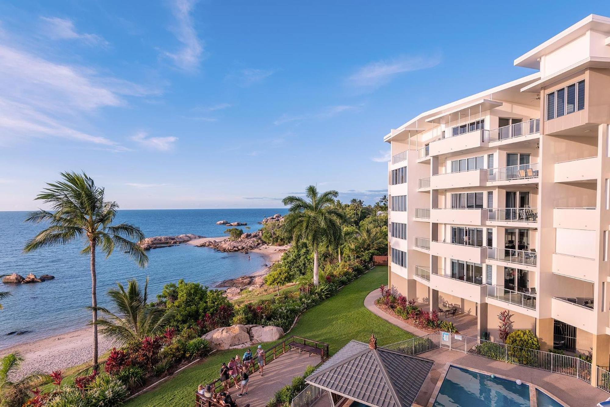 Coral Cove Apartments - Absolute Beachfront Resort Боуен Екстер'єр фото