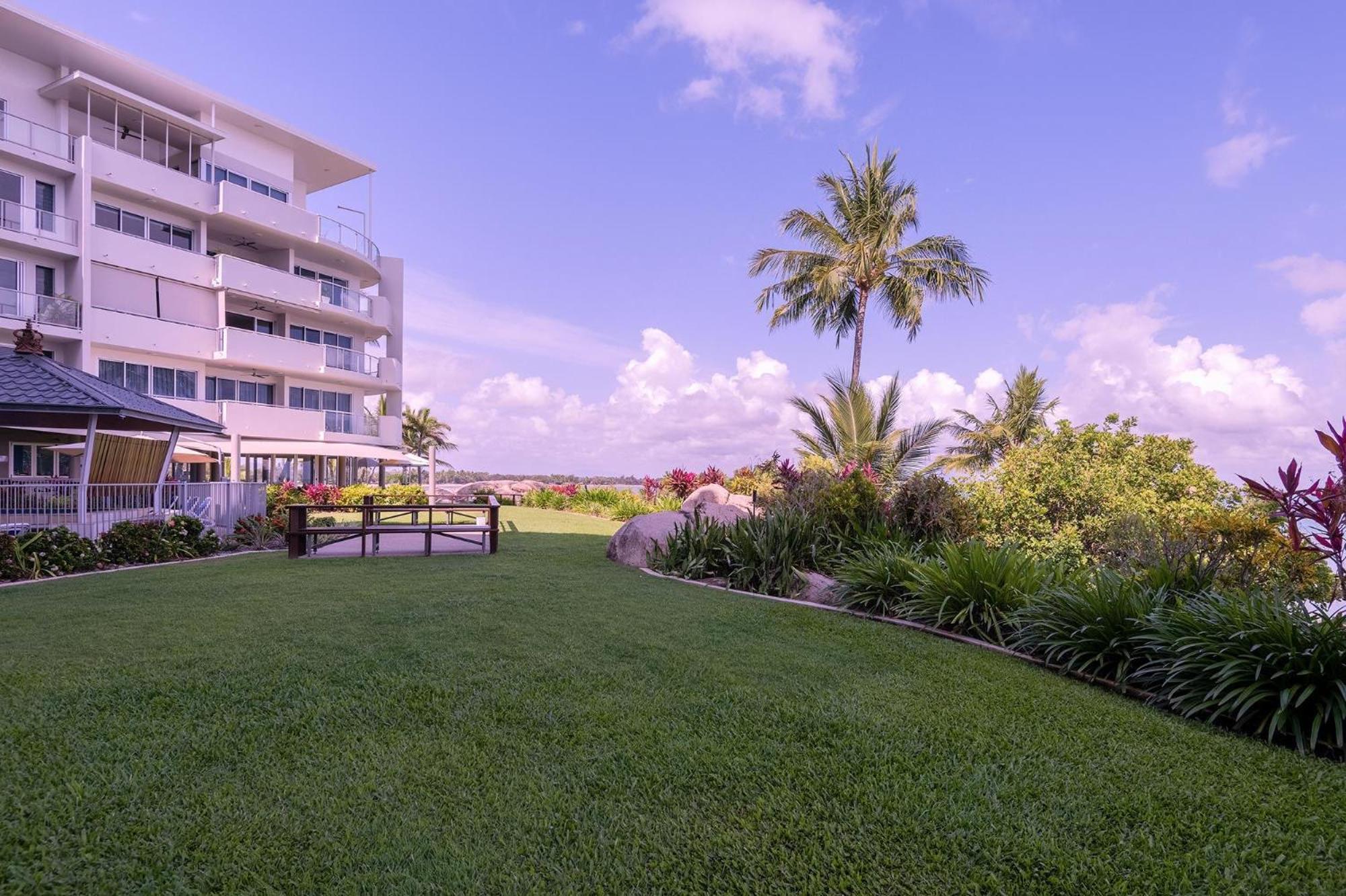 Coral Cove Apartments - Absolute Beachfront Resort Боуен Екстер'єр фото