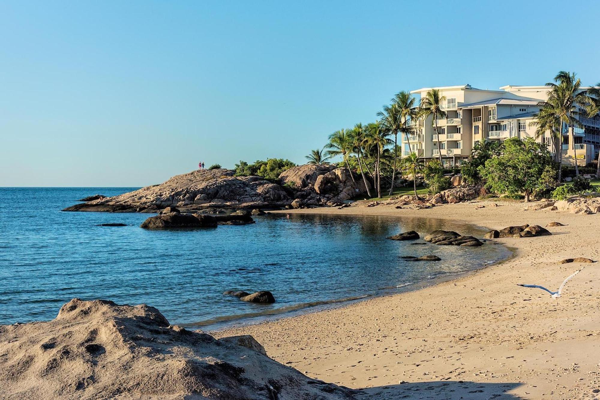 Coral Cove Apartments - Absolute Beachfront Resort Боуен Екстер'єр фото