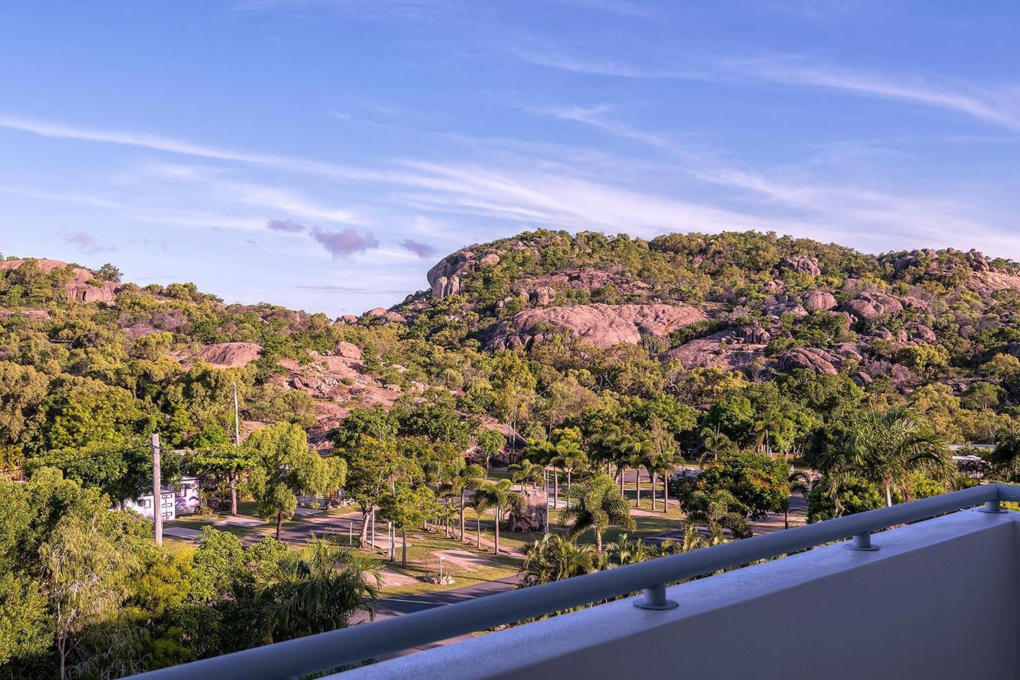 Coral Cove Apartments - Absolute Beachfront Resort Боуен Екстер'єр фото
