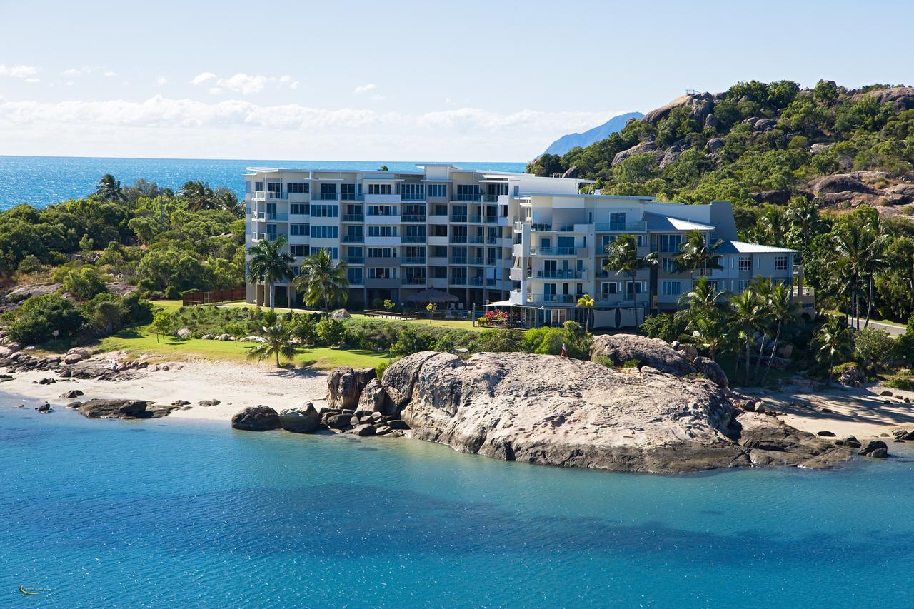 Coral Cove Apartments - Absolute Beachfront Resort Боуен Екстер'єр фото