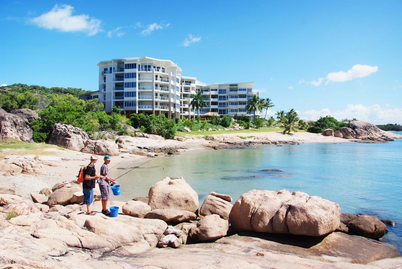 Coral Cove Apartments - Absolute Beachfront Resort Боуен Екстер'єр фото